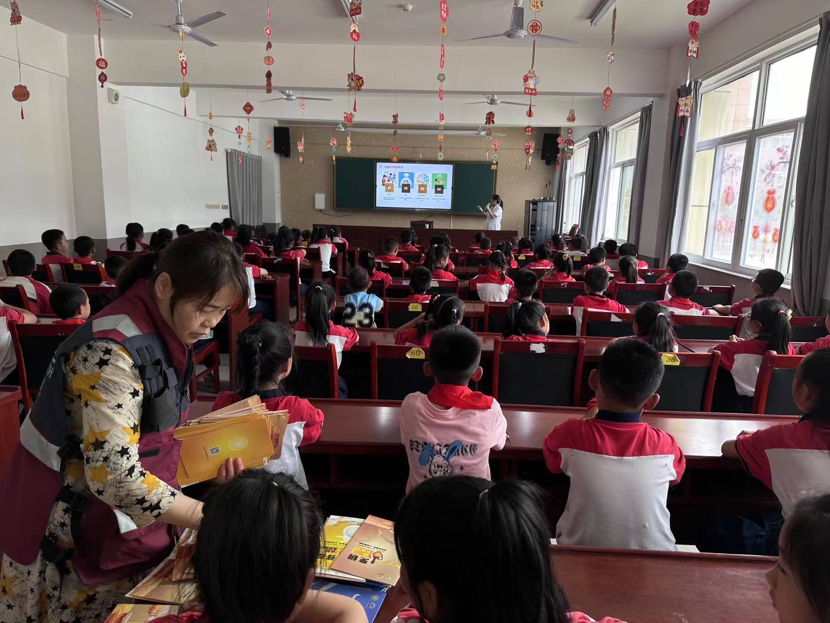 延安市黄龙县中医院+在第二小学开展营养宣传活动.jpg