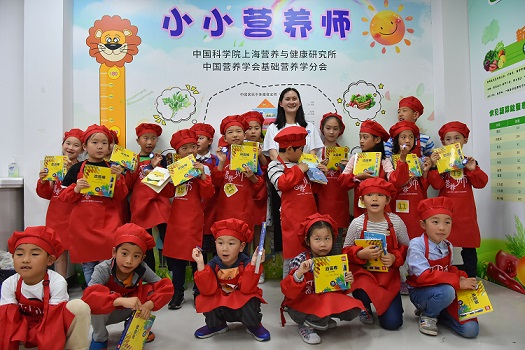 图四 “小小营养师”科普教育品牌活动及自制科普海报宣传.jpg