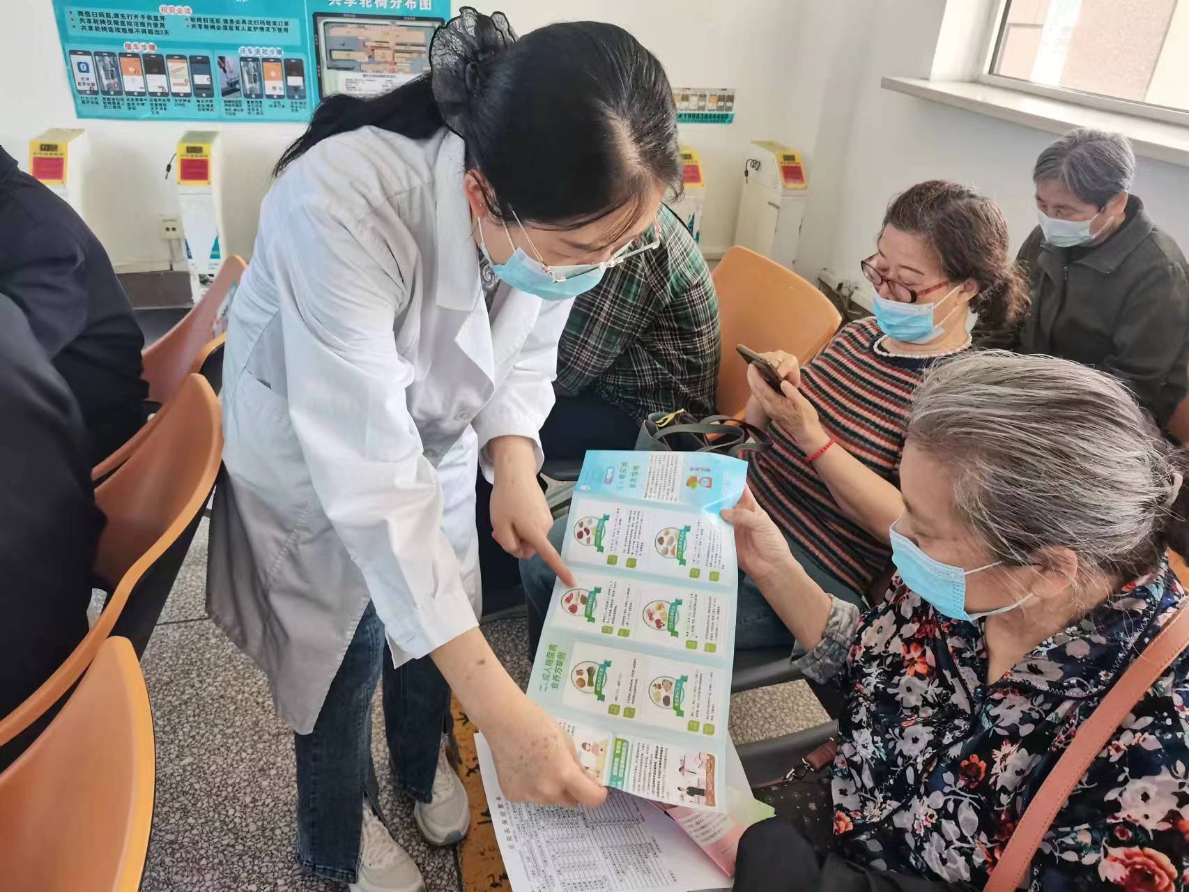 乌海市人民医院5.16日营养科人员进行营养知识宣传.jpg