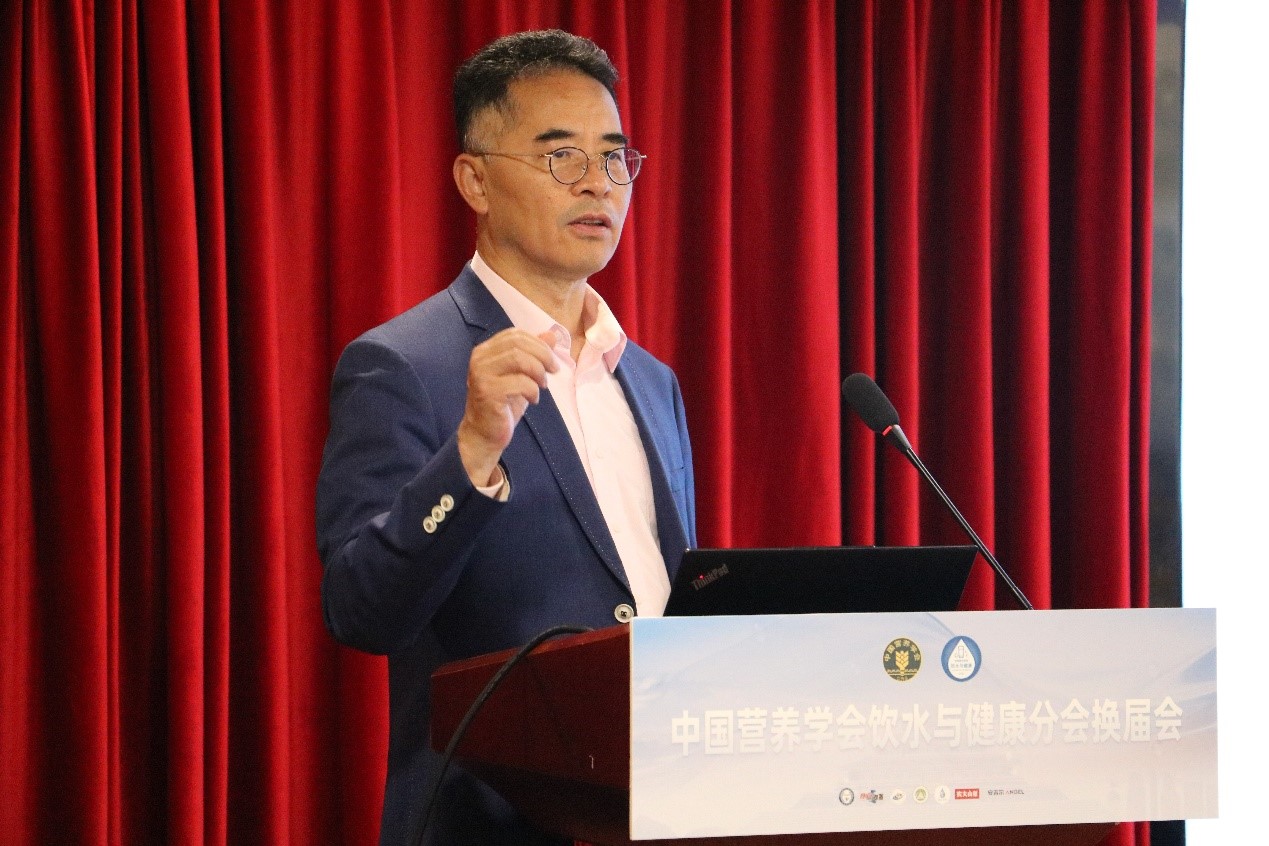 必威国际登陆平台官方app下载饮水与健康分会第一届委员会主任委员马冠生教授做工作汇报.jpg