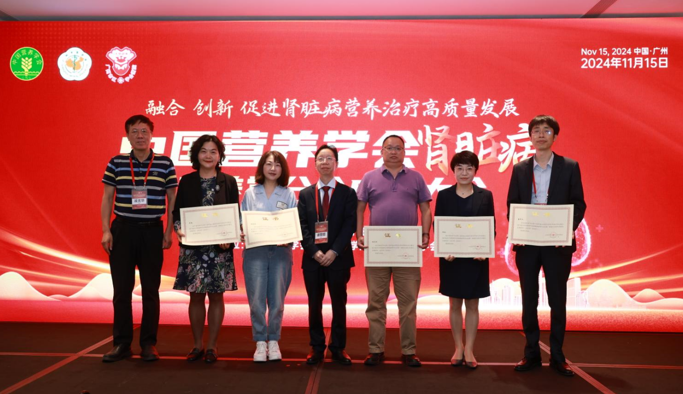 必威国际登陆平台官方app下载凌文华副理事长和谭荣韶主任委员为副主任委员颁发证书.png