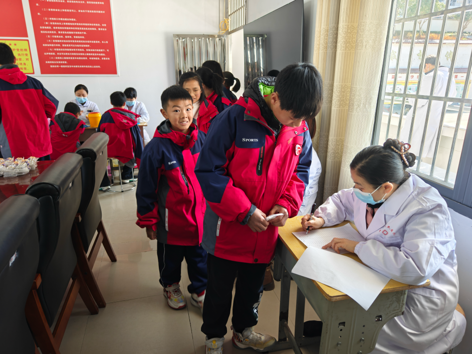 图片4-当地医护人员配合完成生物样本采集工作.png